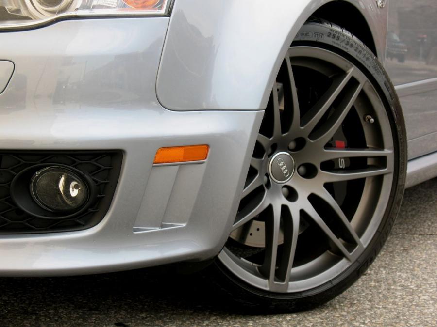 Детали экстерьера Audi RS4 Sedan (B7, 8E) 2005 года  (NA) (фото 39 из 45)